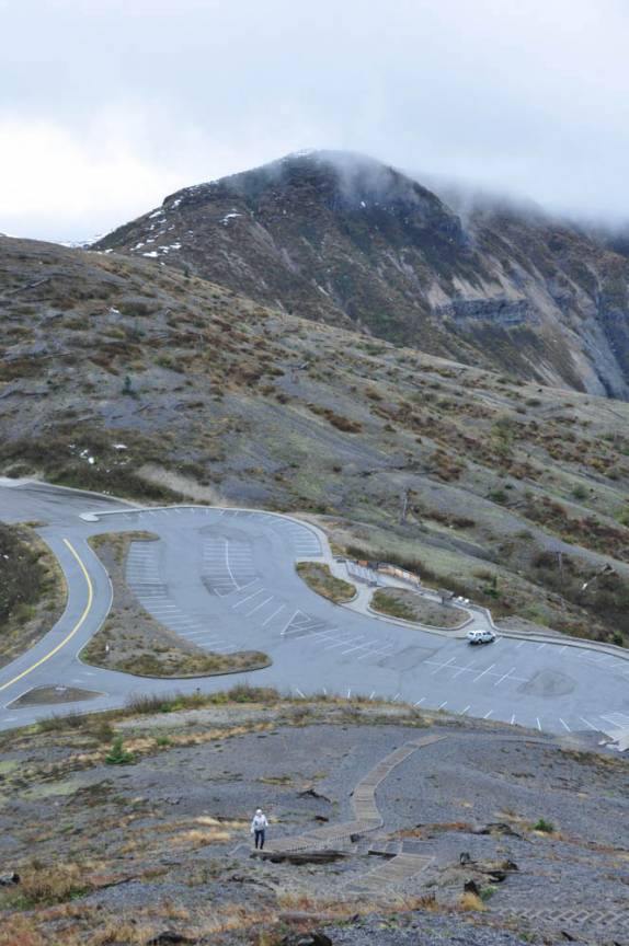 A Ana sobe encosta ao lado do vulcão Santa Helena enquanto a Fiona nos aguarda no estacionamento (estado de Washington, oeste dos Estados Unidos)